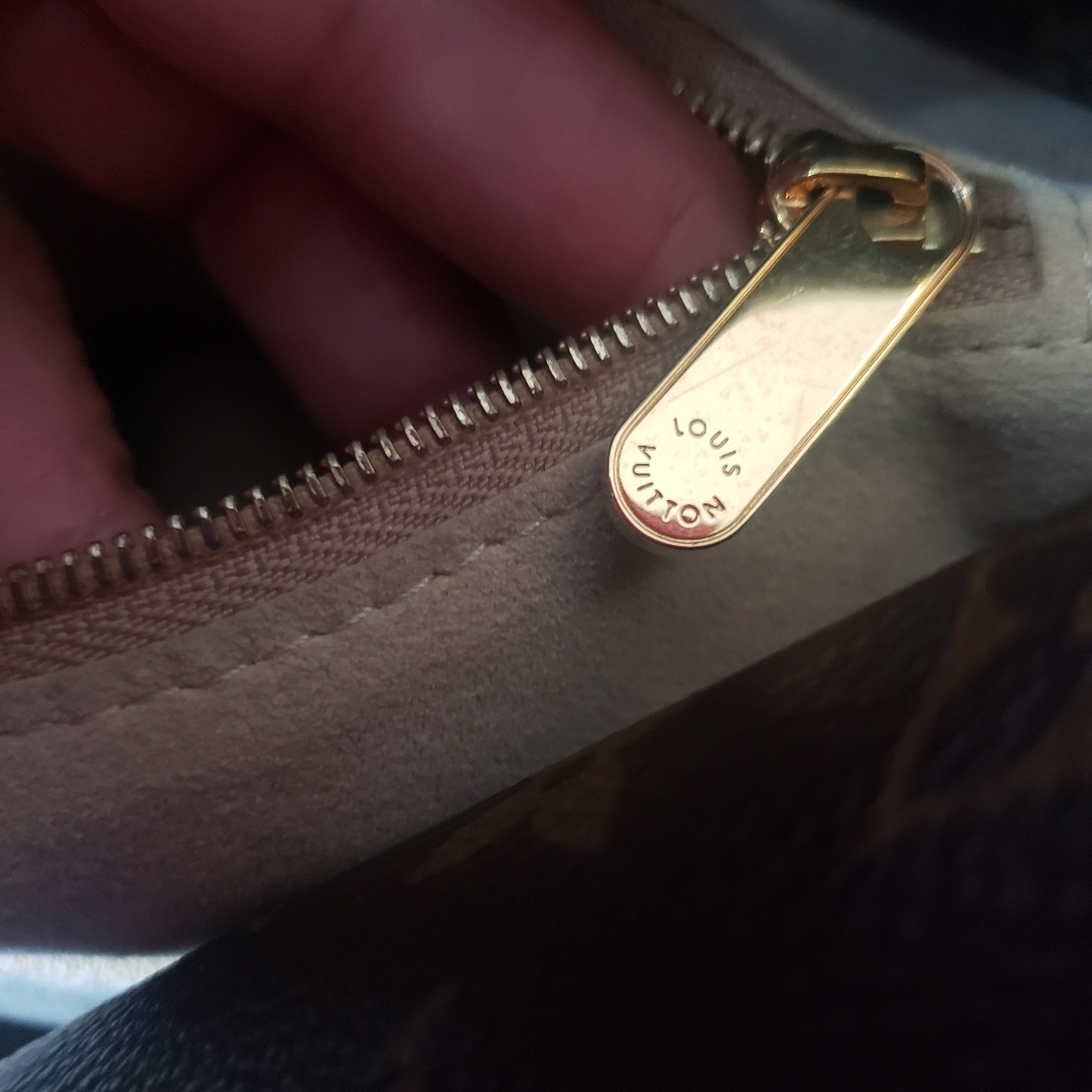 Louis Vuitton Artsy! Immaculate Condition! - Picture 12 of 15